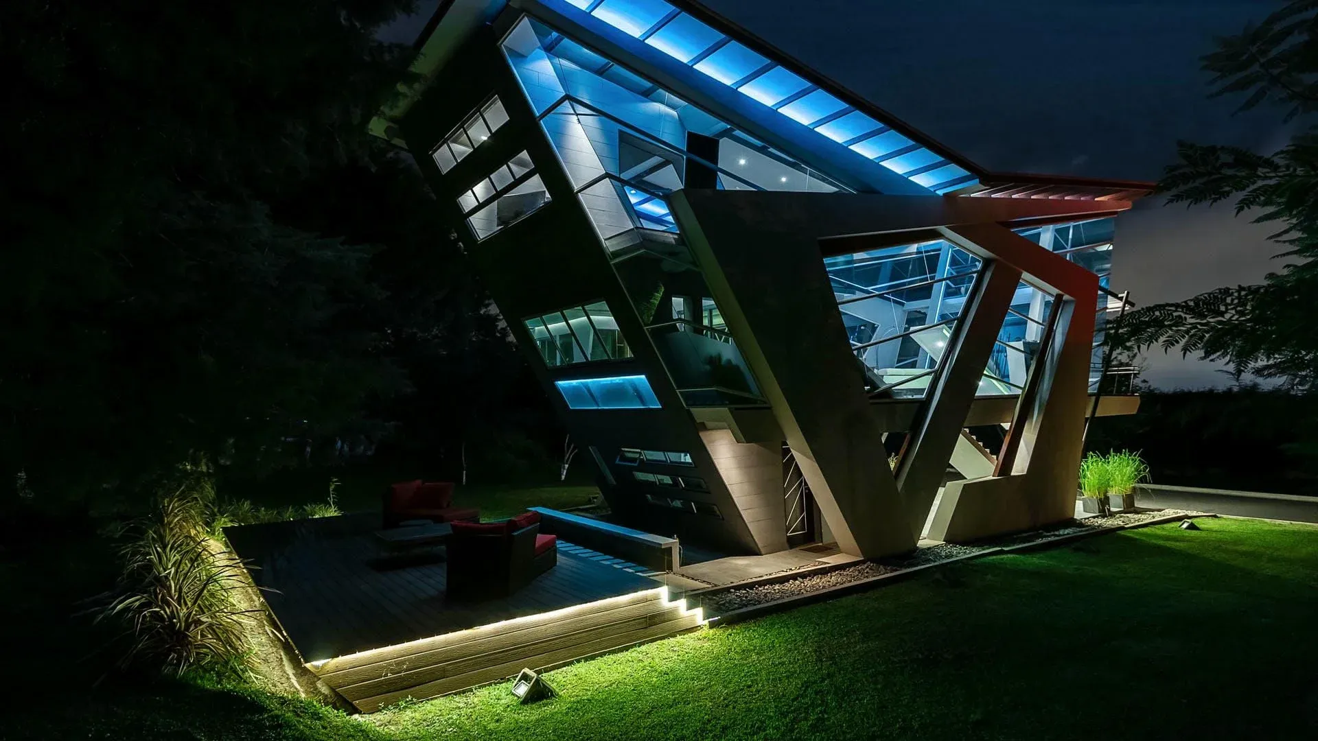 luxury-accommodation-high-tech-futuristic-environment-Alianz_Loft.webp