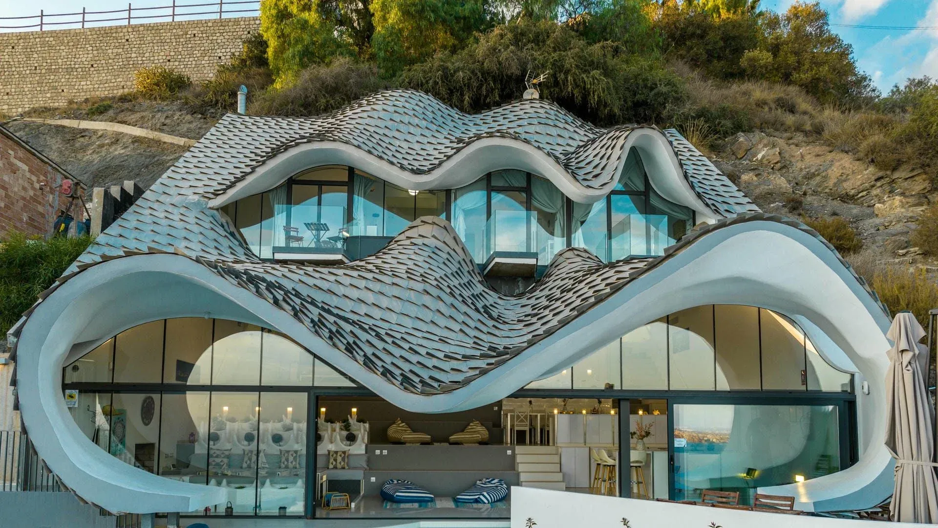 luxury-accommodation-high-tech-futuristic-environment-Casa_Acantilado.webp